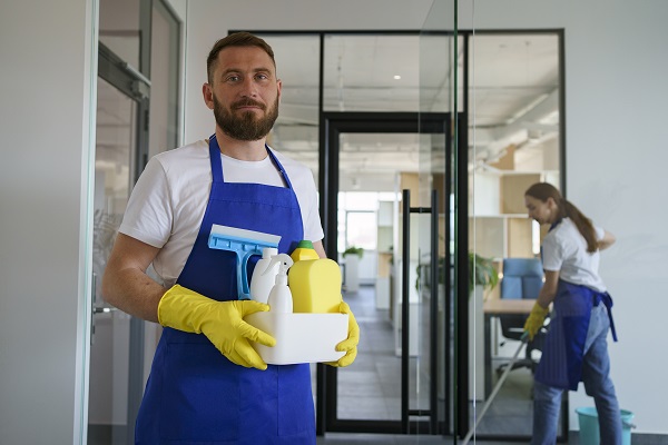 Personale di pulizia al lavoro.